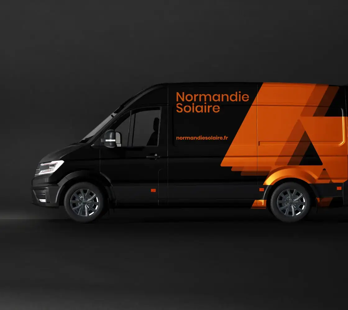 Camion artisant avec le logo Normandie Solaire