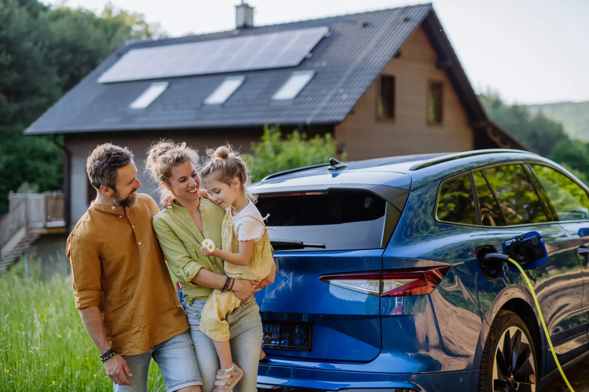 Un couvreur posant des paneaux solaires sur un toit