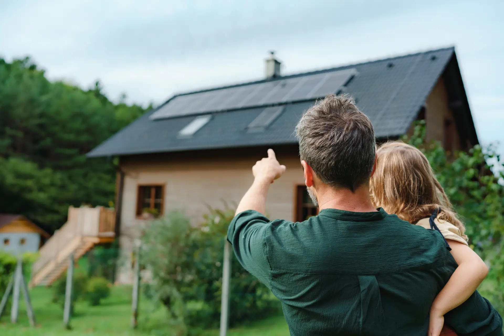 Un couvreur posant des paneaux solaires sur un toit